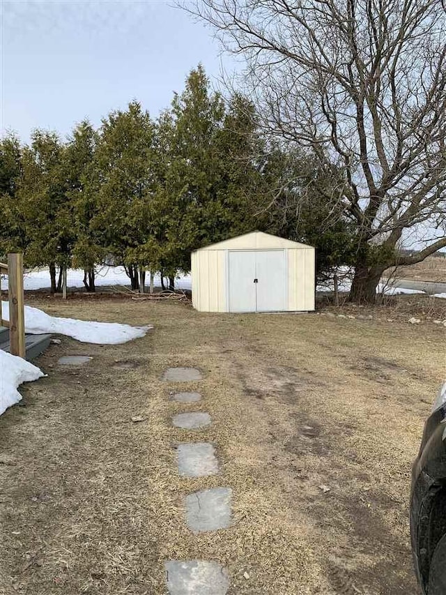 view of yard featuring a storage shed and an outdoor structure