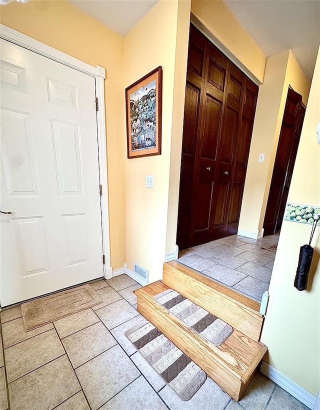 foyer featuring visible vents and baseboards