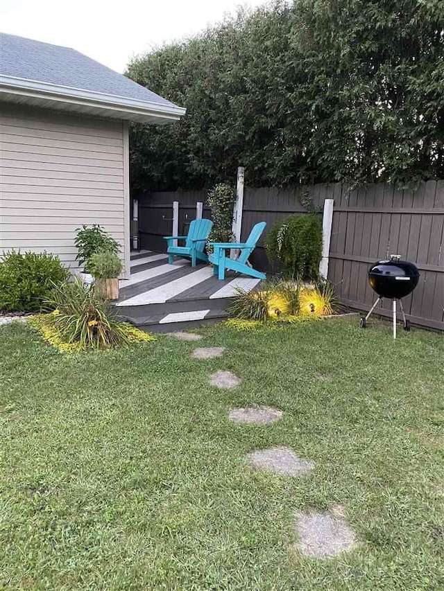 view of yard featuring fence