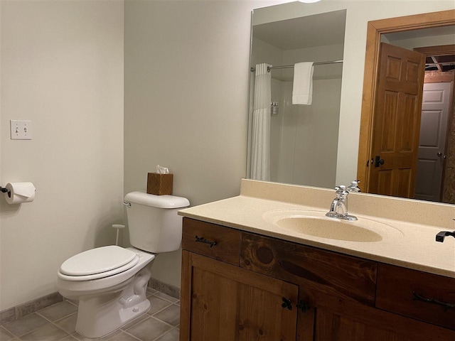 full bath featuring tile patterned floors, toilet, baseboards, a shower with shower curtain, and vanity