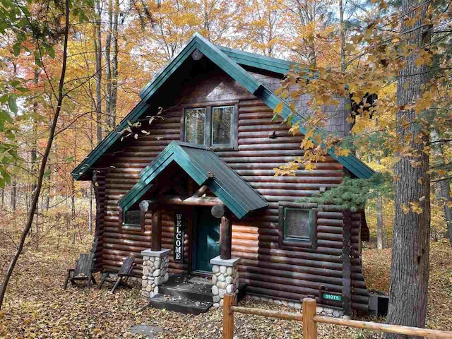 cabin featuring log siding