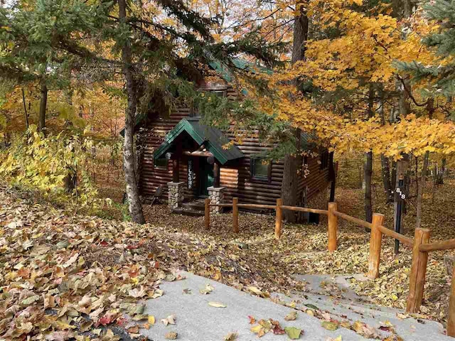 cabin featuring log siding