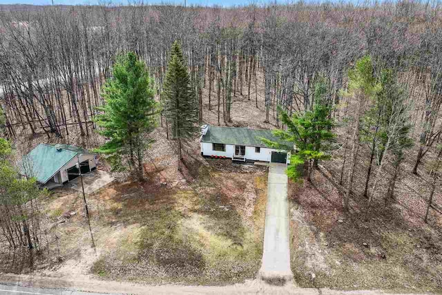 bird's eye view featuring a wooded view
