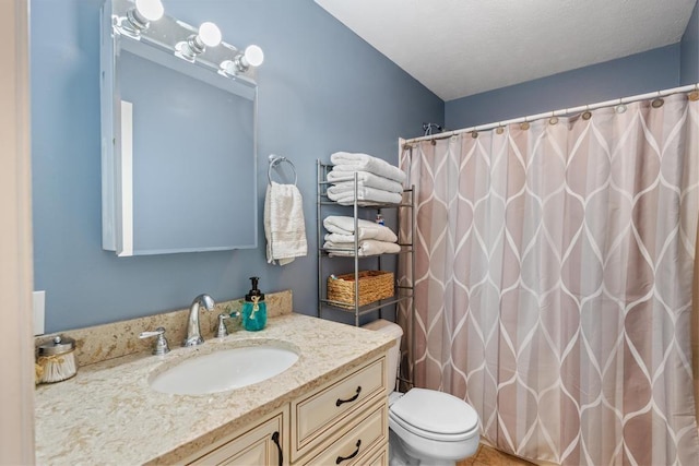 full bathroom featuring vanity, toilet, and a shower with shower curtain