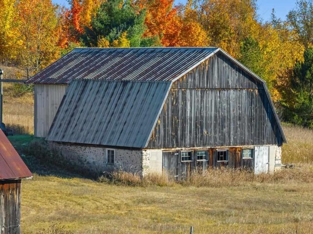 view of barn with a yard
