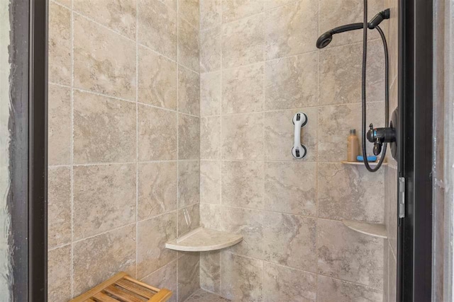 full bathroom featuring a tile shower