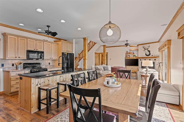 dining area with crown molding, a ceiling fan, light wood finished floors, and recessed lighting
