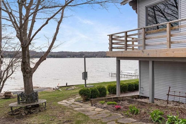view of yard featuring a water view