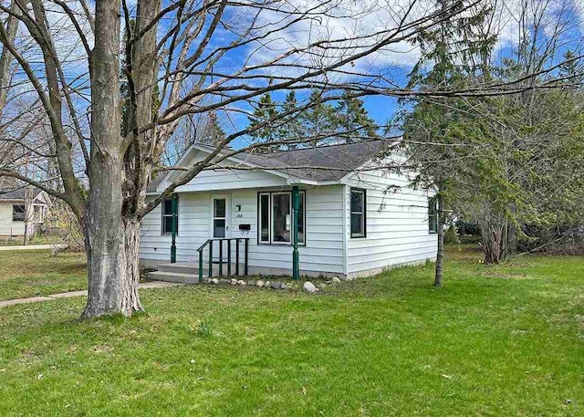 view of front facade with a front yard