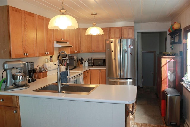 kitchen featuring stainless steel appliances, under cabinet range hood, a peninsula, light countertops, and pendant lighting