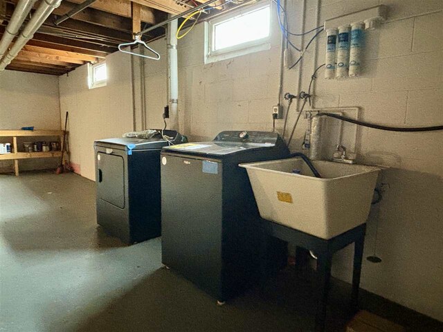 washroom featuring washing machine and clothes dryer