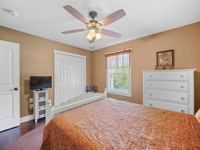 10300 Vista Ridge Dr, Alden, MI 49612 - bedroom featuring dark wood-style floors, a closet, baseboards, and a ceiling fan