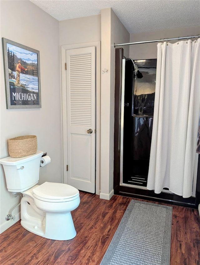 5350 Golfview Rd, Bellaire, MI 49615 - full bath featuring wood finished floors, a textured ceiling, toilet, a shower with curtain, and a closet