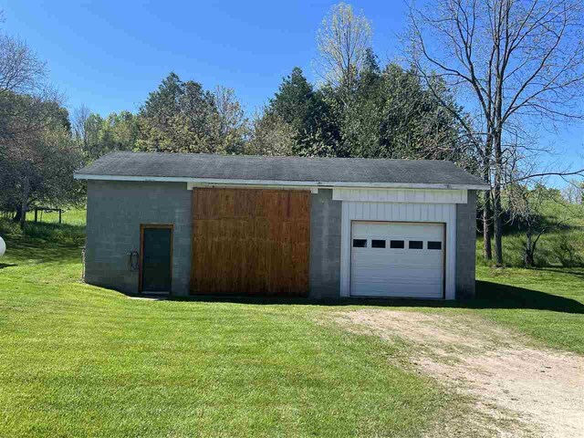 02022 Spayde Rd, Charlevoix, MI 49720 - garage with driveway
