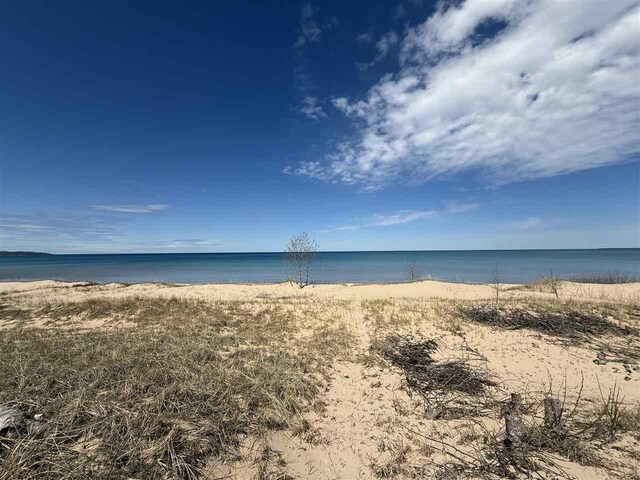 8439 Sturgeon Bay Dr, Harbor Springs, MI 49740