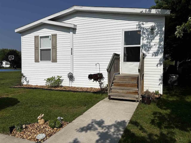 6685 M-66 N, Charlevoix, MI 49720 - view of front of property with a front lawn