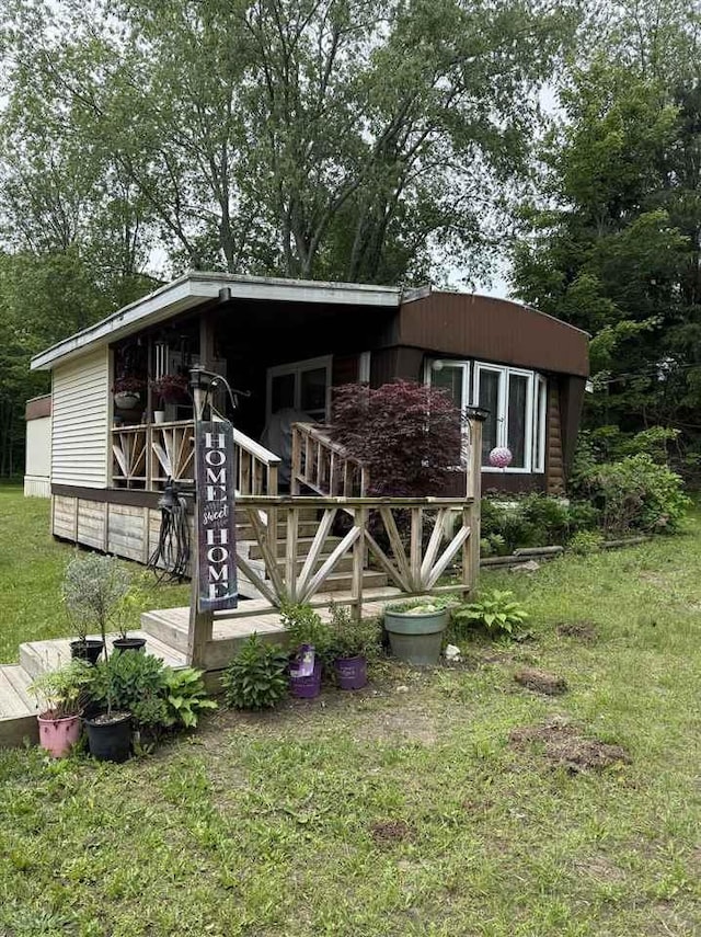 6515 Pincherry Rd, Charlevoix, MI 49720 - view of front of house featuring a front lawn