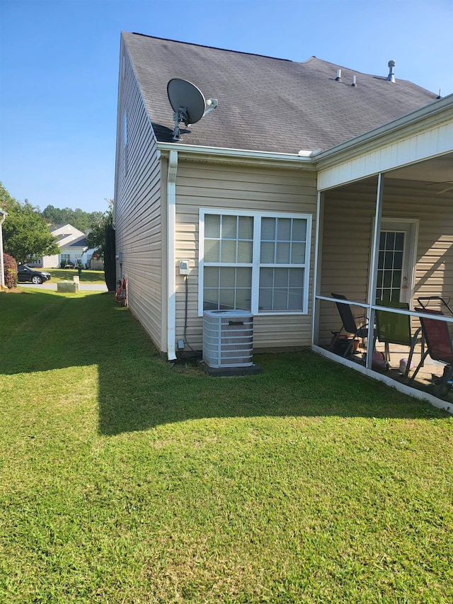 359 Edgemont Ave, Spartanburg, SC 29301 - rear view of house featuring a yard and a shingled roof