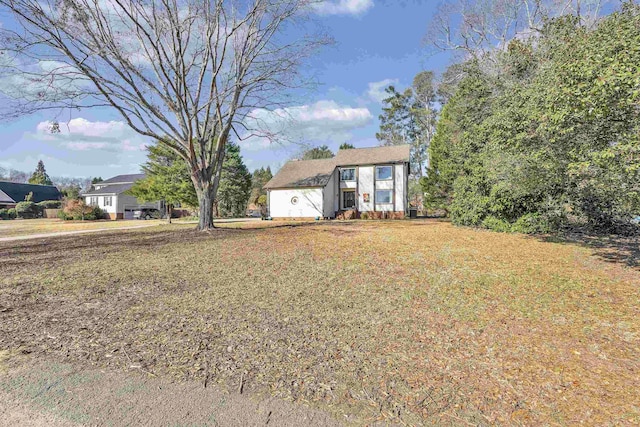 1114 Edisto Dr, Spartanburg, SC 29302 - view of front of house with a front lawn