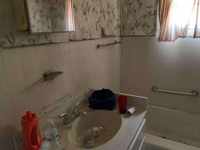 311 Arthur Blvd, Union, SC 29379 - bathroom featuring tile walls and a bath