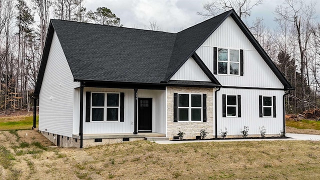 114 Robin Hill Dr, Inman, SC 29349 - modern farmhouse style home featuring roof with shingles, a front lawn, and crawl space