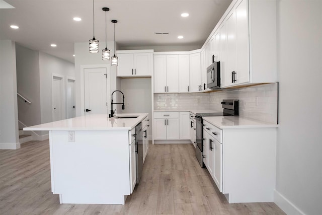 114 Robin Hill Dr, Inman, SC 29349 - kitchen with appliances with stainless steel finishes, light wood-style flooring, decorative backsplash, recessed lighting, and pendant lighting