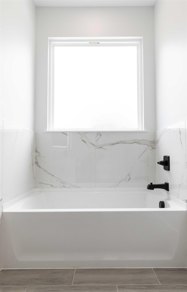 114 Robin Hill Dr, Inman, SC 29349 - bathroom featuring a bath and wood finished floors