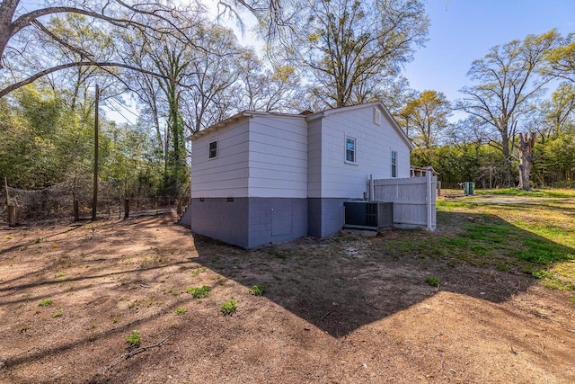 107 Ravenscroft St, Union, SC 29379 - view of side of home with a cooling unit and crawl space