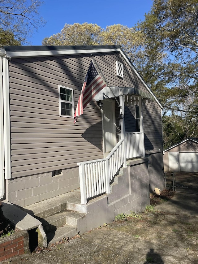 126 White Oak Rd, Spartanburg, SC 29301 - view of front of home with an outbuilding