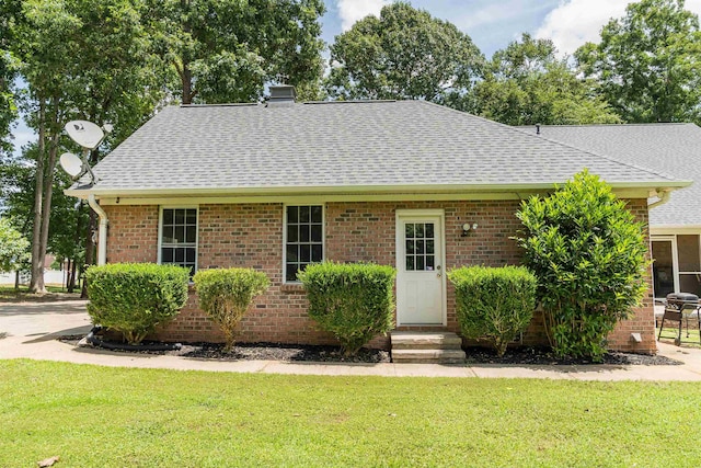 316 Whitfield Ln, Boiling Springs, SC 29316 - view of front of home featuring roof with shingles, a front yard, and brick siding