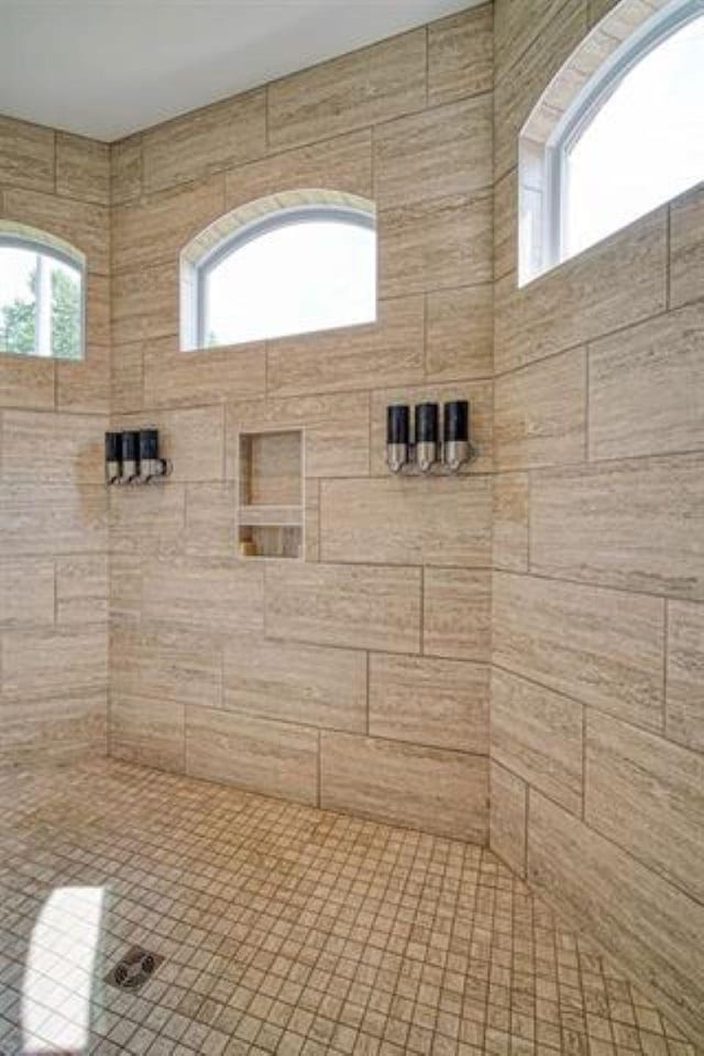 217 Aqua Cove Ct, Inman, SC 29349 - full bathroom featuring tiled shower