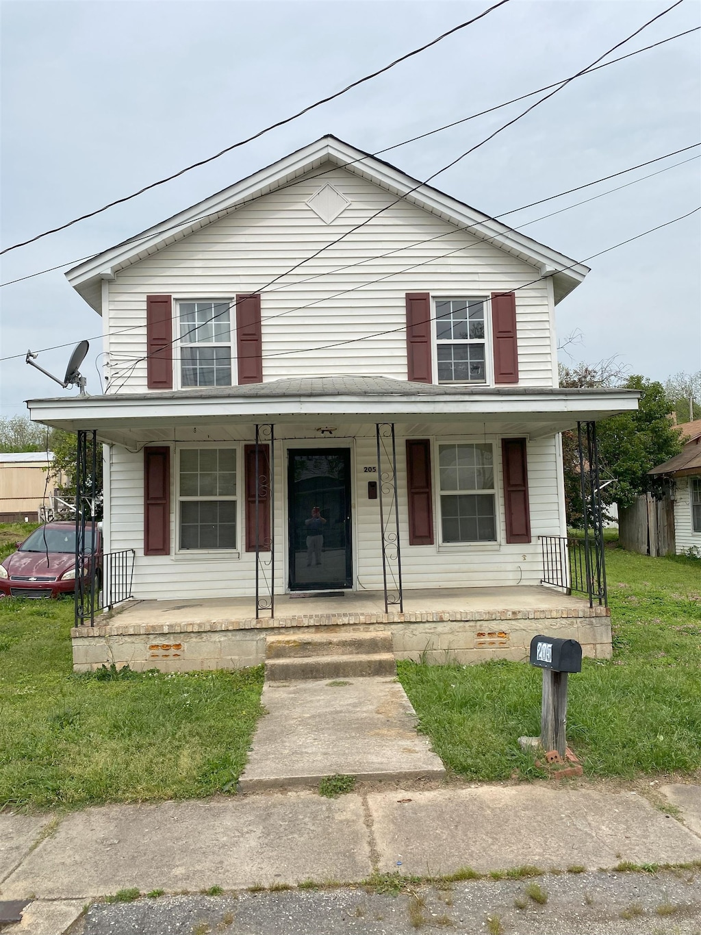 205 Hicks St, Union, SC 29379 - view of front of property featuring covered porch and a front lawn