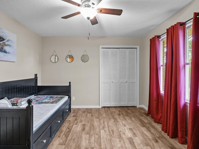 228 Anita Dr, Spartanburg, SC 29302 - bedroom with light wood-style flooring, a textured ceiling, a closet, and a ceiling fan