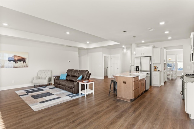 424 Granbury Dr, Duncan, SC 29334 - kitchen featuring open floor plan, dark wood-style flooring, recessed lighting, and a center island with sink