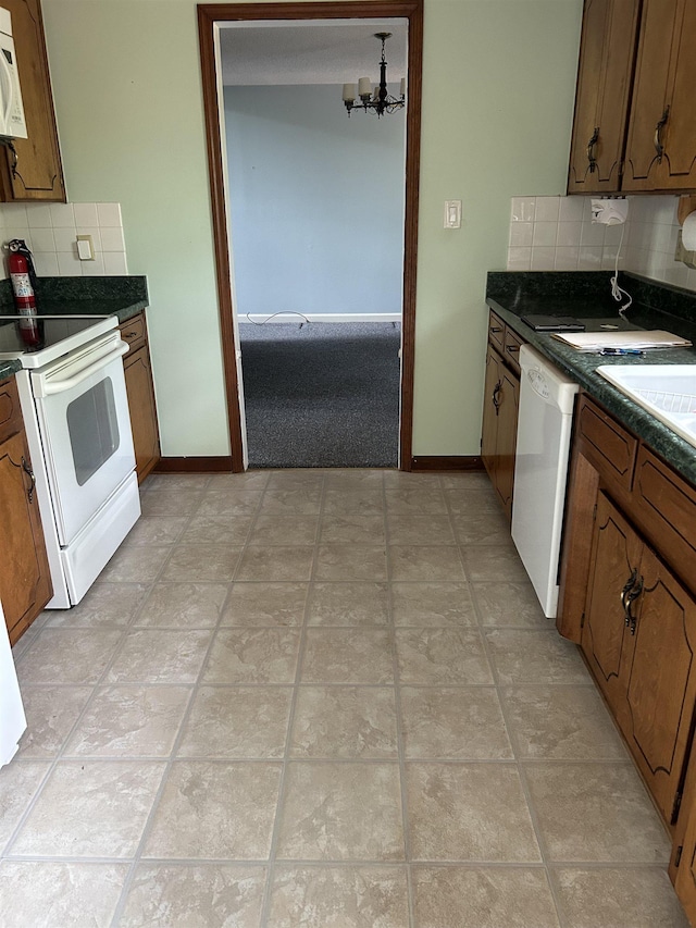 114 Hunter Ridge Ct, Boiling Springs, SC 29316 - kitchen featuring white appliances, backsplash, a chandelier, and dark countertops