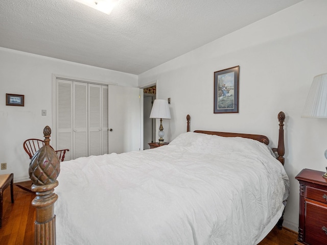 1310 Mount Zion Rd, Spartanburg, SC 29303 - bedroom featuring dark wood finished floors, a closet, and a textured ceiling