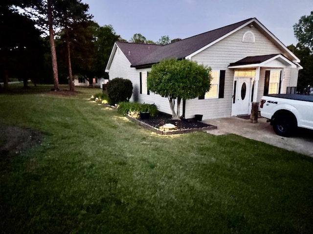 103 Cheyenne Ridge Trl, Campobello, SC 29322 - view of front of home with a front lawn