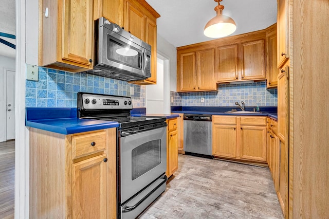 211 Skyline Rd, Greer, SC 29651 - kitchen with stainless steel appliances, dark countertops, light wood finished floors, and tasteful backsplash