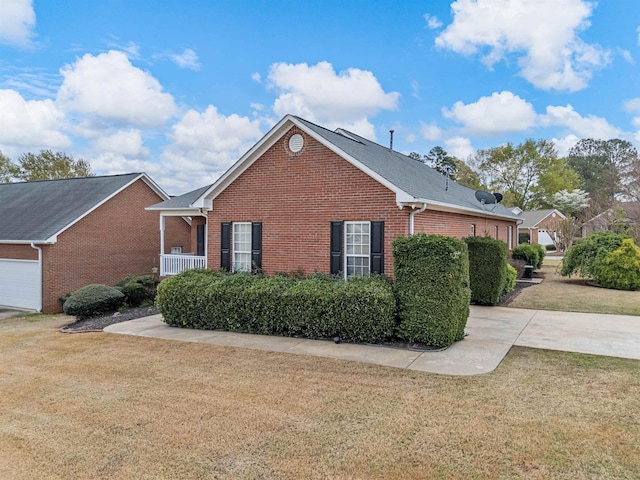 110 Hidden Ridge Dr, Spartanburg, SC 29301 - view of front facade featuring brick siding, a front lawn, and a garage