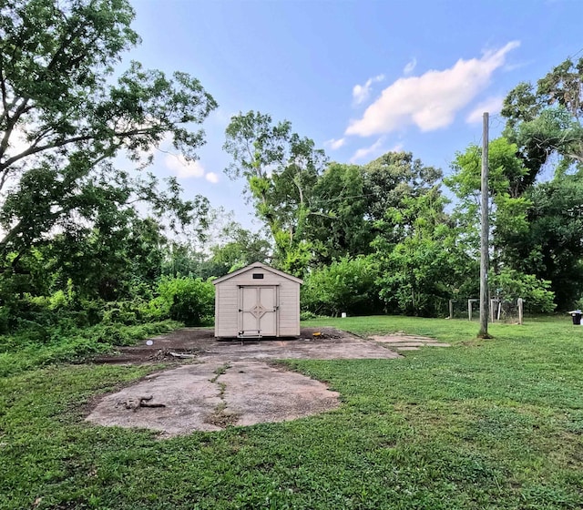 105 Anderson St, Spartanburg, SC 29301 - view of grassy yard with a storage unit