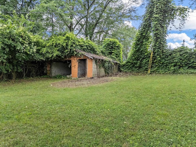 24 Oak St, Spartanburg, SC 29306 - view of grassy yard with a storage shed