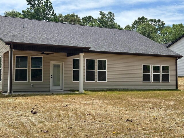 953 Mike Cir, Boiling Springs, SC 29303 - back of house featuring ceiling fan, a shingled roof, and a lawn