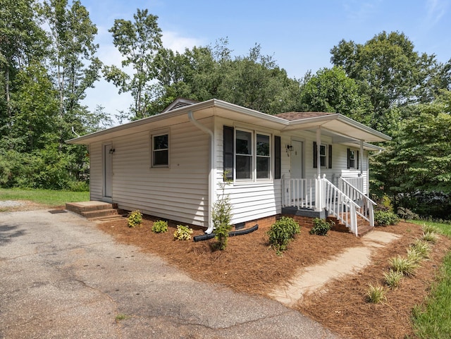 126 Loblolly Dr, Wellford, SC 29385 - ranch-style home featuring driveway and covered porch