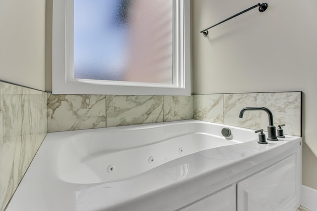 11555 New Cut Rd, Campobello, SC 29322 - full bath with a whirlpool tub