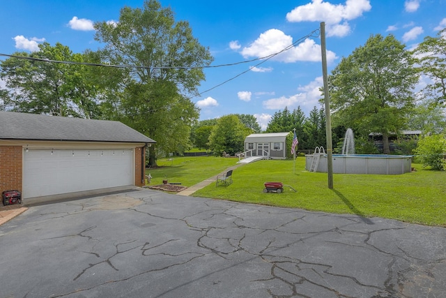 208 Kenneth Dr, Boiling Springs, SC 29316 - garage with an outdoor pool and asphalt driveway