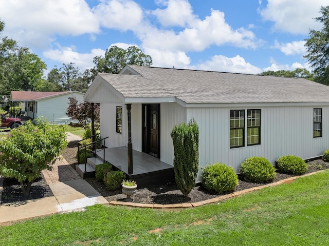 116 Dodd St, Wellford, SC 29385 - view of front facade featuring roof with shingles and a front yard