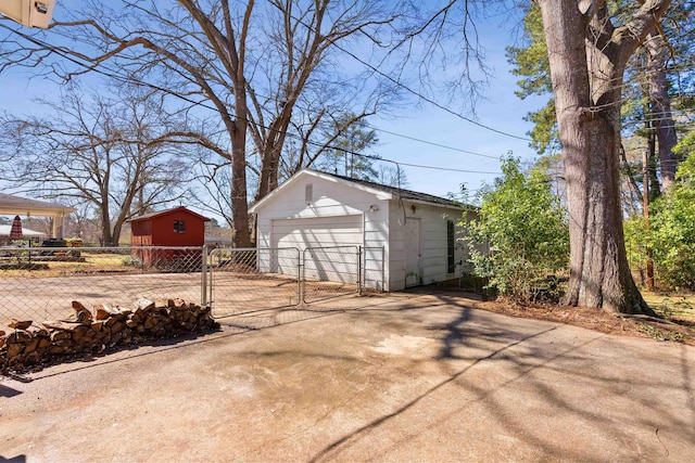 306 Fernwood Dr, Spartanburg, SC 29307 - detached garage featuring a gate