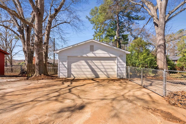 306 Fernwood Dr, Spartanburg, SC 29307 - detached garage featuring a gate
