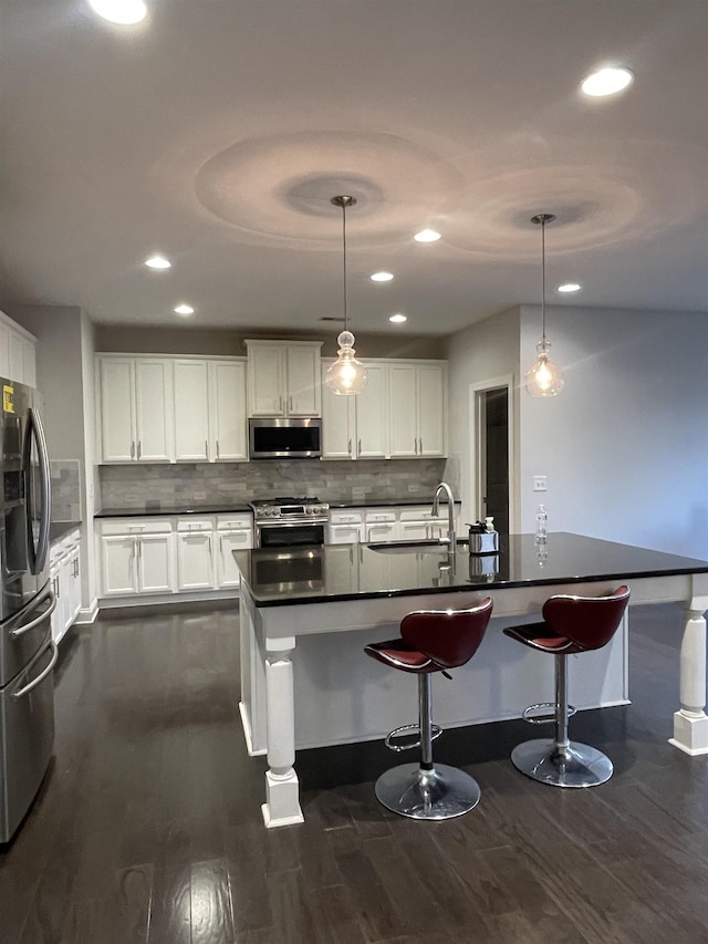 499 Gorham Dr, Boiling Springs, SC 29316 - kitchen featuring appliances with stainless steel finishes, dark wood finished floors, dark countertops, a breakfast bar, and recessed lighting