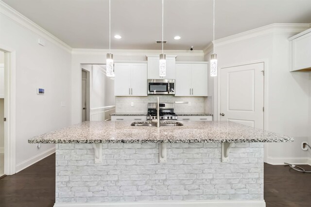 881 Deepwood Ct, Boiling Springs, SC 29316 - kitchen featuring appliances with stainless steel finishes, white cabinets, a breakfast bar area, a center island with sink, and tasteful backsplash